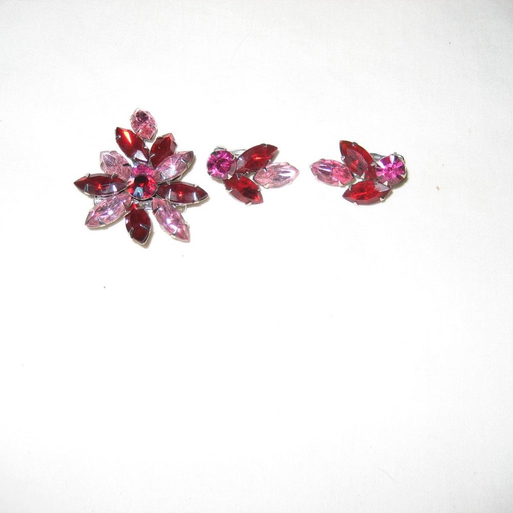 VINTAGE WEISS 2PC SET SHADES OF RED/PINK GORGEOUS